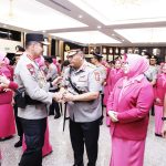Komjen Pol Asep Safrudin menyalami Kapolri Jenderal Polisi Dr. (H.C.) Suyudi Ario Seto usai dilantik sebagai Kepala Badan Reserse Kriminal (Kabareskrim) Polri di Mabes Polri, Jakarta, Sabtu (3/10/2026)
