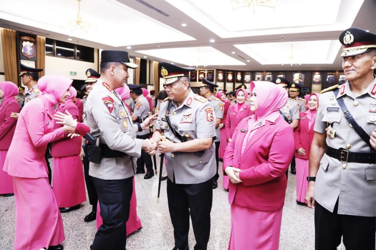 Komjen Pol Asep Safrudin menyalami Kapolri Jenderal Polisi Dr. (H.C.) Suyudi Ario Seto usai dilantik sebagai Kepala Badan Reserse Kriminal (Kabareskrim) Polri di Mabes Polri, Jakarta, Sabtu (3/10/2026)