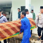 Wujud empati, Kapolsek Nongsa AKP Eko Chandra bersama personel Polsek Nongsa menggotong jenazah almarhum Ruslan sebelum diberangkatkan ke TPU Sambau, Jumat (2/10/2026)
