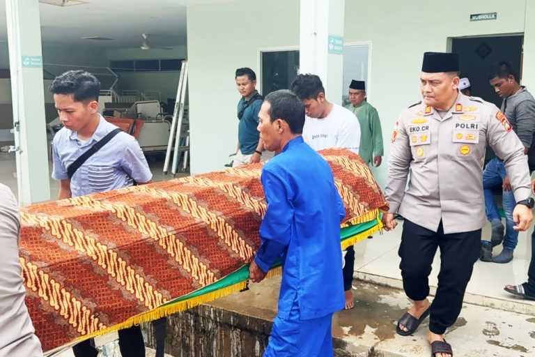 Wujud empati, Kapolsek Nongsa AKP Eko Chandra bersama personel Polsek Nongsa menggotong jenazah almarhum Ruslan sebelum diberangkatkan ke TPU Sambau, Jumat (2/10/2026)