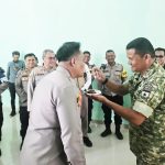 Danramil 03/Nongsa Kapten Infanteri Febriyendi (kanan) menyuapi Kapolsek Nongsa AKP Eko Chandra saat perayaan HUT ke-81 TNI di Mako Koramil 03/Nongsa, Senin (5/10/2026)