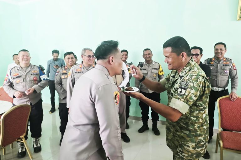 Danramil 03/Nongsa Kapten Infanteri Febriyendi (kanan) menyuapi Kapolsek Nongsa AKP Eko Chandra saat perayaan HUT ke-81 TNI di Mako Koramil 03/Nongsa, Senin (5/10/2026)
