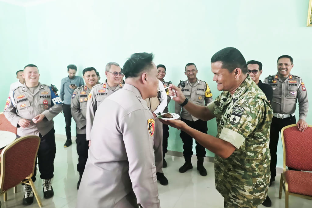 Danramil 03/Nongsa Kapten Infanteri Febriyendi (kanan) menyuapi Kapolsek Nongsa AKP Eko Chandra saat perayaan HUT ke-81 TNI di Mako Koramil 03/Nongsa, Senin (5/10/2026)