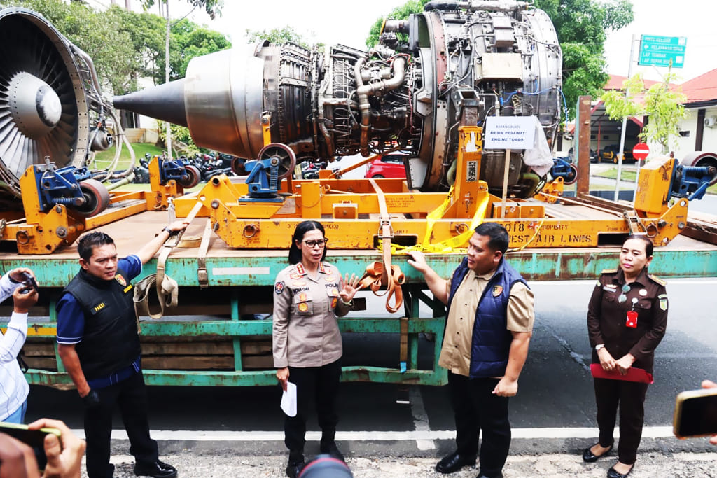 Kabidhumas Polda Kepri Kombes Polisi Nona Pricillia Ohei memberikan keterangan pers penyelundupan mesin pesawat