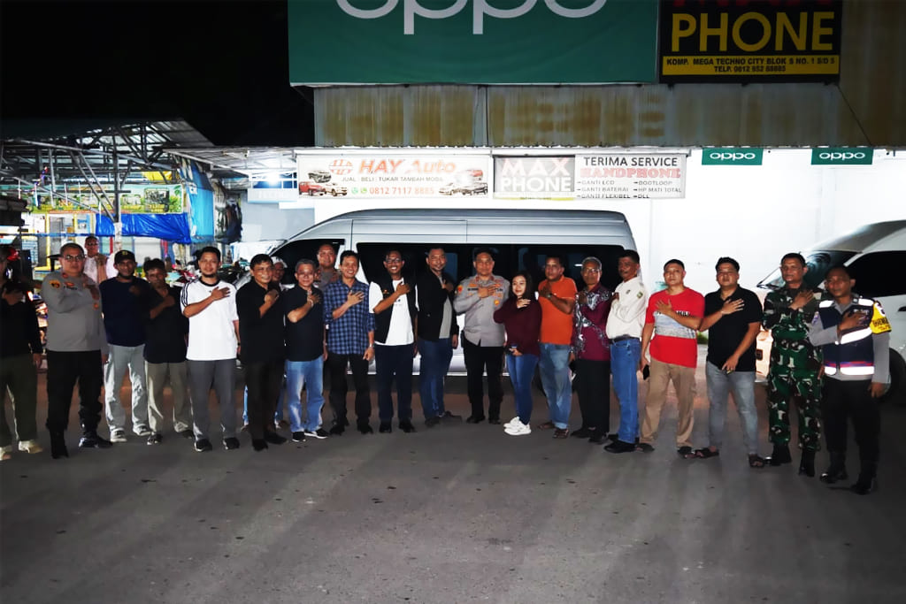 Kapolsek Nongsa AKP Eko Chandra usai berinteraksi dengan warga yang menikmati suasana malam di Komplek Mega Techno City (MTC) Nongsa saat patroli sinergitas bersama Forkopimcam
