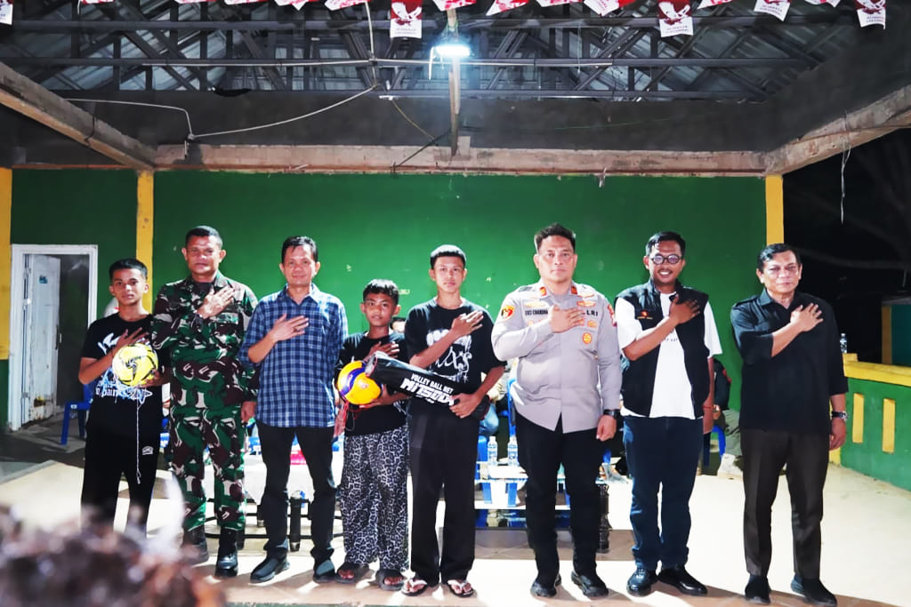 Kapolsek Nongsa AKP Eko Chandra menyerahkan bantuan sarana olahraga kepada warga RW 12 Kelurahan Kabil saat patroli sinergitas Forkopimcam Nongsa, Sabtu (3/10/2026) malam