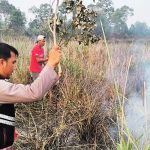 Personel Polsek Nongsa bersama warga memadamkan kebakaran semak belukar di Kampung Jabi, Kelurahan Batu Besar, Kecamatan Nongsa, Batam, Sabtu (3/10/2026)
