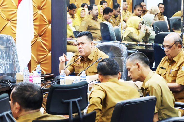 Sekda Bintan Ronny Kartika memimpin Rapat Finalisasi Berita Acara Verifikasi dan Validasi Koperasi Desa/Kelurahan Merah Putih di Kantor Bupati Bintan, Selasa (6/10/2026)