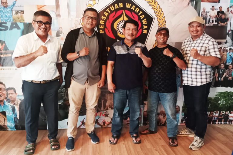 Anggota DPRD Kepri Taba Iskandar (tengah) saat berkunjung ke Graha PWI Kepri di Batam, Senin (5/10/2026)