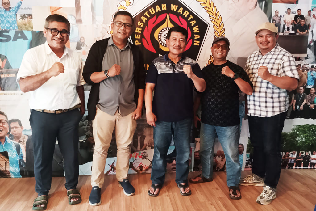 Anggota DPRD Kepri Taba Iskandar (tengah) saat berkunjung ke Graha PWI Kepri di Batam, Senin (5/10/2026)