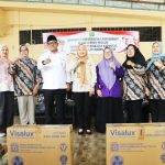 Wali Kota Tanjungpinang Lis Darmansyah (empat dari kiri) usai memberikan arahan kepada kader posyandu dalam Sosialisasi Peningkatan Kapasitas Posyandu se-Kelurahan Kemboja di Yayasan Permabudhi, Tanjungpinang, Rabu (7/10/2026)