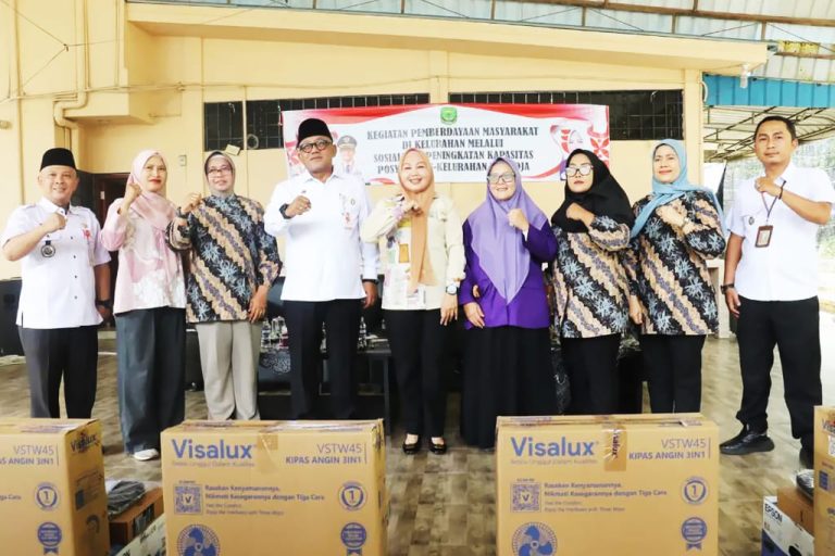 Wali Kota Tanjungpinang Lis Darmansyah (empat dari kiri) usai memberikan arahan kepada kader posyandu dalam Sosialisasi Peningkatan Kapasitas Posyandu se-Kelurahan Kemboja di Yayasan Permabudhi, Tanjungpinang, Rabu (7/10/2026)