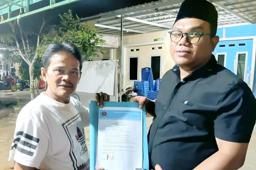 Novendra (kiri) menyerahkan pakta integritas kepada Wakil Sekretaris II PWI Provinsi Kepri, Aji Anugraha, di Tanjungpinang, Kamis (1/10/2026)